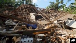 Rumah-rumah warga hancur akibat gempa kuat melanda Lombok utara hari Minggu (5/8). 