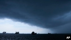 ARCHIVO - Una tormenta asoma en el horizonte de la bahía del Canal de Panamá el 4 de septiembre de 2023 en medio de una prolongada sequía que redujo el caudal del canal y obligó a reducir drásticamente el tránsito marítmo afectando el comercio mundial.