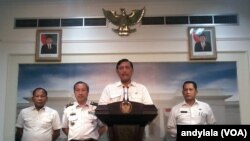 Menkopolhukam Luhut Panjaitan menjelaskan penguatan BNPT, Bakamla dan BNN di kantor Presiden di Jakarta, 21 September 2015 (Foto: VOA/Andylala)