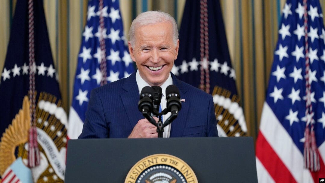 Presiden Amerika Joe Biden gembira karena prediksi ‘red waves’ tidak terwujud dalam pemilu paruh waktu Selasa (8/11) lalu. 