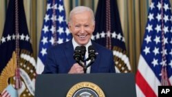 Presiden Amerika Joe Biden gembira karena prediksi ‘red waves’ tidak terwujud dalam pemilu paruh waktu Selasa (8/11) lalu. 