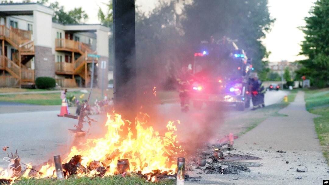 Api berkobar di tempat peringatan penembakan di Ferguson, Missouri, Selasa, 23 September 2014.