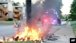 Api berkobar di tempat peringatan penembakan di Ferguson, Missouri, Selasa, 23 September 2014.