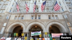 Des manifestants devant le Trump International Hotel qui a ouvert ses portes le lundi 12 septembre 2016, à Washington D.C. 