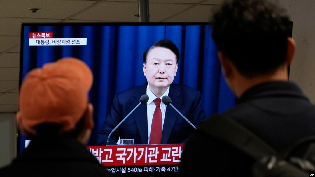 Warga menonton siaran televisi yang menayangkan pengarahan Presiden Korea Selatan Yoon Suk Yeol terkait pemberlakukan hukum militer di terminal bus di Seoul, Korea Selatan, Selasa 3 Desember 2024.