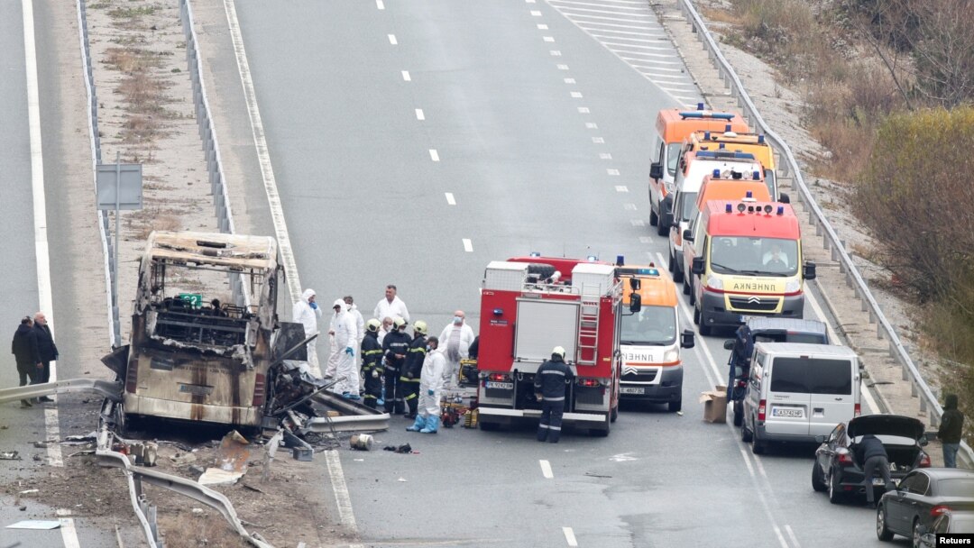 Mesto nesreće u kojoj je izgoreo turistički atuobus is Severne Makedonije, nedaleko od sela Bosnek, Bugarska, 23. novembra 2021. (Foto: Reuters/Stoyan Nenov)