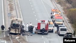 Mesto nesreće u kojoj je izgoreo turistički atuobus is Severne Makedonije, nedaleko od sela Bosnek, Bugarska, 23. novembra 2021. (Foto: Reuters/Stoyan Nenov)
