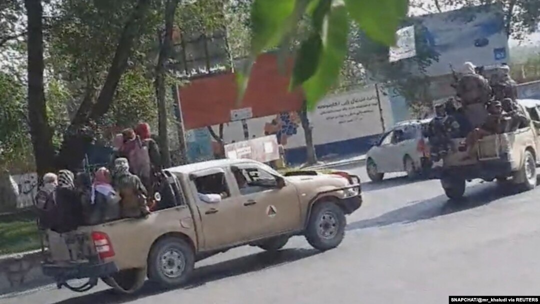 Miembros del Talibán recorren las calles de Kabul el 16 de agosto de 2021. Foto tomada de Snapchat divulada por Reuters.