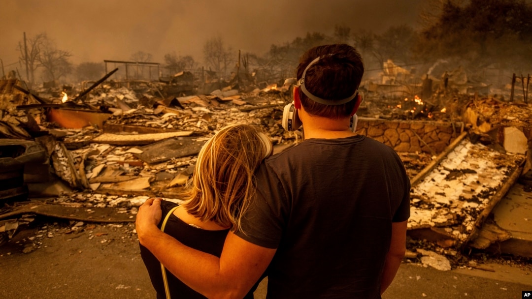 Los Angeles'ta rüzgar ve kuru havanın etkisiyle hızla yayılan yangın çok sayıda evin ve binanın tahrip olmasına neden oldu.