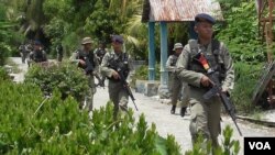 Pasukan Brimob yang dilibatkan dalam operasi Tinombala 2016, saat mengamankan lokasi jatuhnya Helikopter TNI AD di Poso Pesisir, Kabupaten Poso (Foto: VOA/Yoanes)