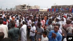 Ribuan warga Somalia berkumpul untuk berdoa di lokasi serangan paling mematikan di negara tersebut dan untuk meratapi ratusan korban di lokasi serangan di Mogadishu, Somalia, 20 Oktober 2017.