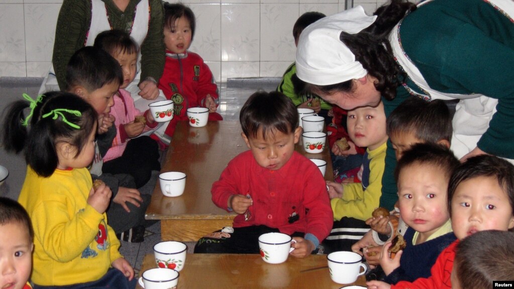 북한 룡천의 고아원 어린이들이 세계식량계획(WFP) 제공 간식을 먹고 있다. (자료사진)