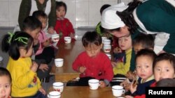 북한 룡천의 고아원 어린이들이 세계식량계획(WFP) 제공 간식을 먹고 있다. (자료사진)