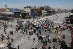 Personas bloquean una intersección mientras protestan por el derecho al trabajo durante los cierres parciales implementados por la alcaldesa Claudia López para controlar la propagación del COVID-19 en el centro de Bogotá, Colombia, el 24 de agosto.