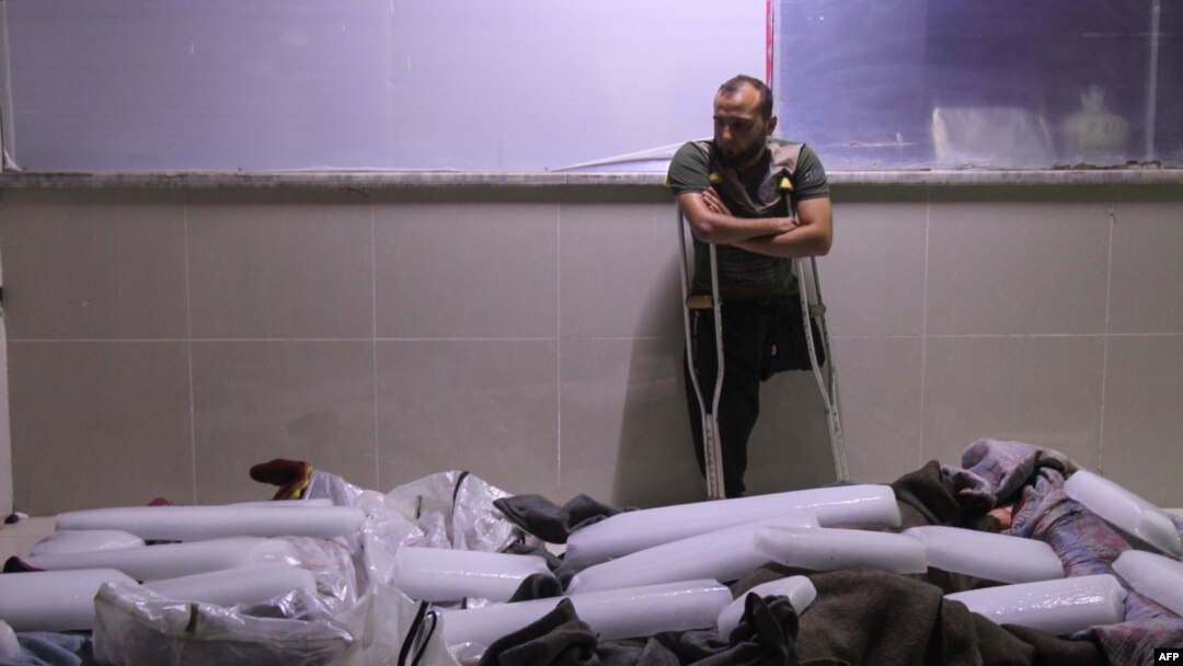 Sirijski amputirac gleda u tela civila koji su prema izveštajim ubijeni u režimskom vazdušnom udaru na grad Muhambal, u severnoj pokrajini Idlib, u kom je ubijeno 14 civila uključujući sedmoro dece.
