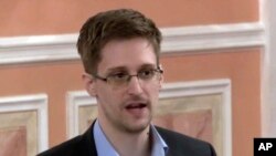 ARCHIVO - En esta imagen tomada de un video y publicada por WikiLeaks, el exanalista de la Agencia de Seguridad Nacional de Estados Unidos, Edward Snowden, habla en Moscú, el 11 de octubre de 2013. (AP Foto, Archivo)