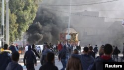 Affrontements entre manifestants et policiers anti-émeutes lors d'une protestation contre le chômage et le maque de projets de développement, à Ben Guerdane, Tunisie, le 12 janvier 2017.