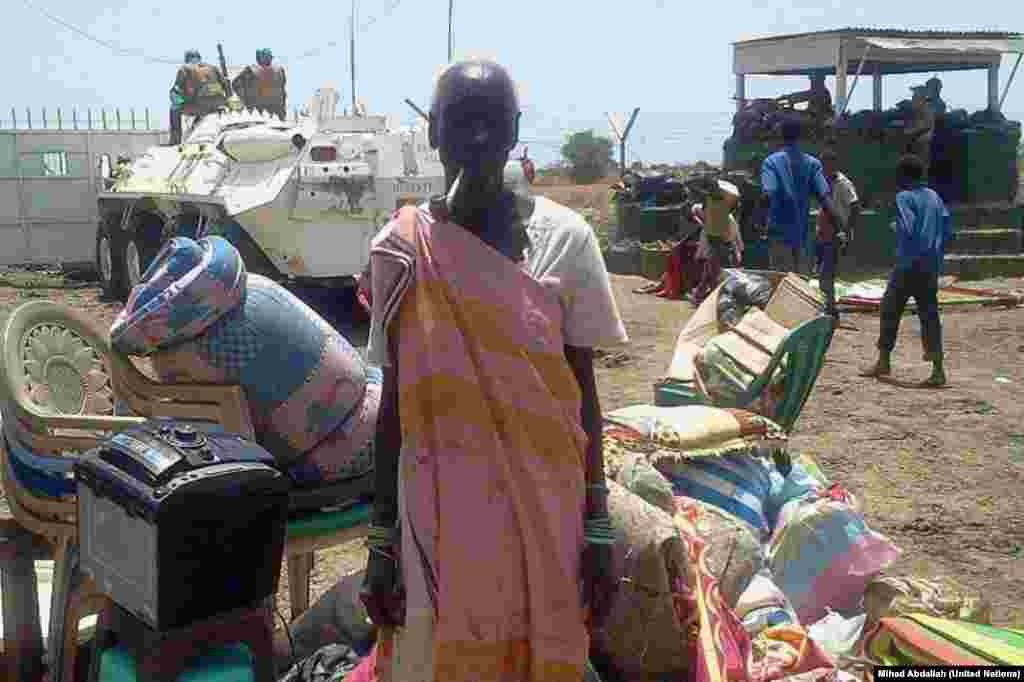 People fleeing violence in Bentiu, the capital of Unity state, South Sudan, arrive at the UNMISS base in the town on April 15, 2014 to seek shelter. Photo: UNMISS/Mihad Abdallah