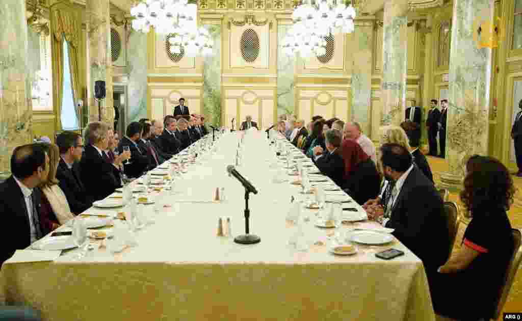 رییس جمهور غنی شام پنجشنبه در ضیافتی در مقر سفارت افغانستان در واشنگتن دی سی با شماری از دپلومات&zwnj;های پیشین و مقام&zwnj;های پیشین نظامی امریکا که در افغانستان ایفای وظیفه کرده اند، دیدار کرد