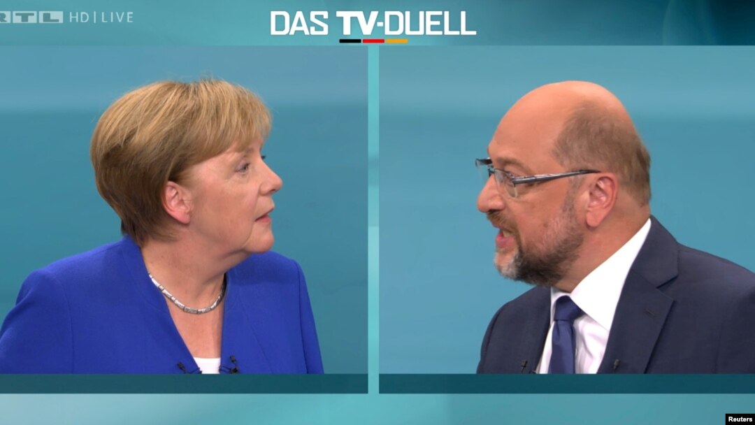 Kanselir Angela Merkel dan Ketua partai SPD Martin Schulz dalam sebuah acara debat televisi di Berlin, Jerman (foto: dok).