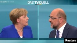 Kanselir Angela Merkel dan Ketua partai SPD Martin Schulz dalam sebuah acara debat televisi di Berlin, Jerman (foto: dok).