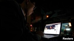 Seorang laki-laki berusia 28 tahun di Swedia harus membayar denda 652 ribu dolar karena memasang film di internet (foto: ilustrasi). 