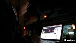 Hasil penelitian mendapati orang yang secara pasif mengamati kehidupan orang lain di media sosial, merasa lebih buruk mengenai diri mereka sendiri. (Foto: ilustrasi). 