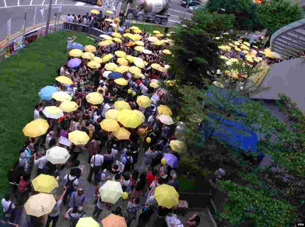 港人重返金钟纪念雨伞革命两周年(美国之音海彦拍摄)