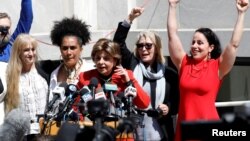 Pengacara Gloria Allred berbicara kepada media didampingi para penuduh Bill Cosby di depan pengadilan Norristown, Pennsylvania, Kamis (26/4). 