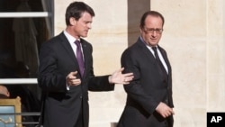 Manuel Valls (g.) et François Hollande (d.) à Paris, le 26 novembre 2015. (AP Photo/Michel Euler)