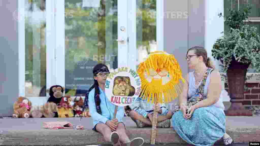 Des manifestants devant le cabinet dentaire du Dr Walter, 29 juillet 2015.