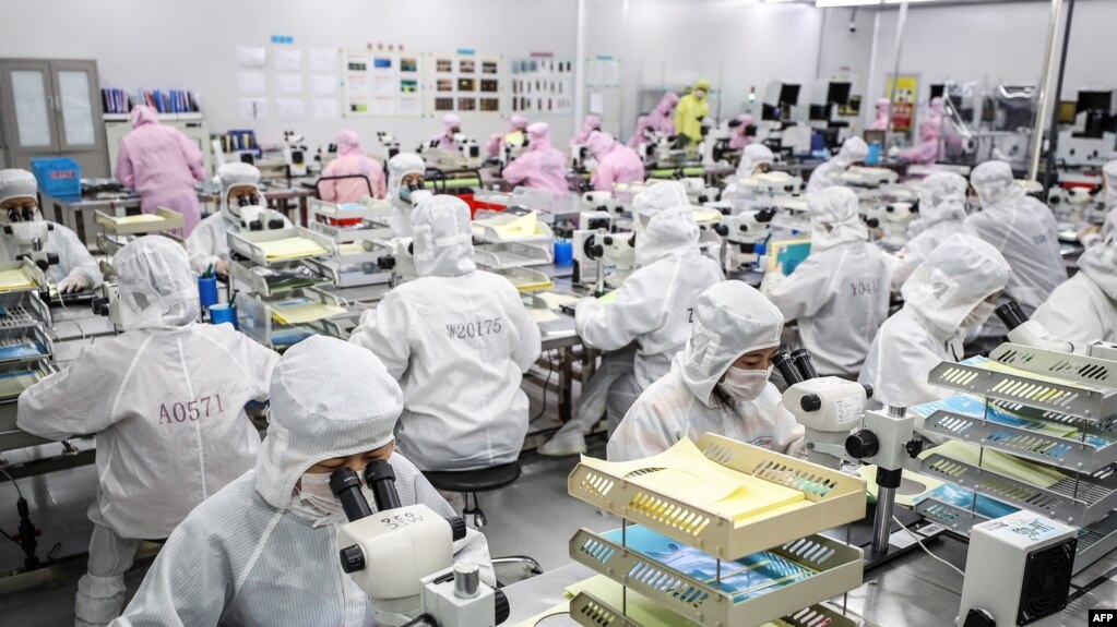 资料照：中国江苏省淮安的一个半导体工厂的工人正在制作LED芯片。（2020年6月16日）(photo:VOA)