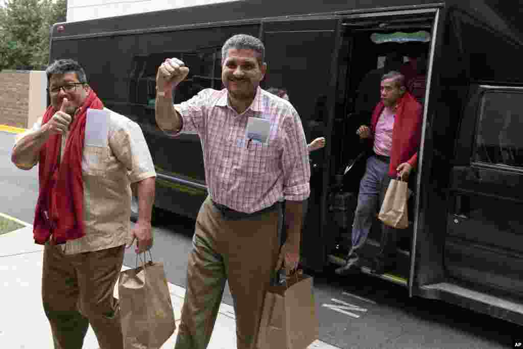 Los nicaragüenses Juan Sebastián Chamorro acompañados por Pedro Vázquez celebran su liberación a su llegada a un hotel después de llegar al Aeropuerto Internacional Washington Dulles, en Chantilly, Virginia, el 9 de febrero de 2023.