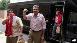 Los nicaragüenses Juan Sebastián Chamorro acompañados por Pedro Vázquez celebran su liberación a su llegada a un hotel después de llegar al Aeropuerto Internacional Washington Dulles, en Chantilly, Virginia, el jueves 9 de febrero de 2023.(Foto AP/José Luis Magaña)