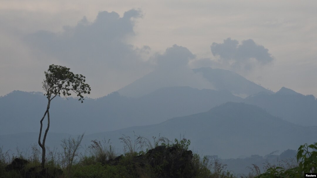 Pemandangan Gunung Ijen, gunung berapi aktif dan tujuan wisata populer untuk penambangan belerangnya, dekat Bondowoso, Jawa Timur, sehari setelah kawasan tersebut tertutup bagi pengunjung, 22 Maret 2018. (Foto: Antara Foto / Seno / via REUTERS).