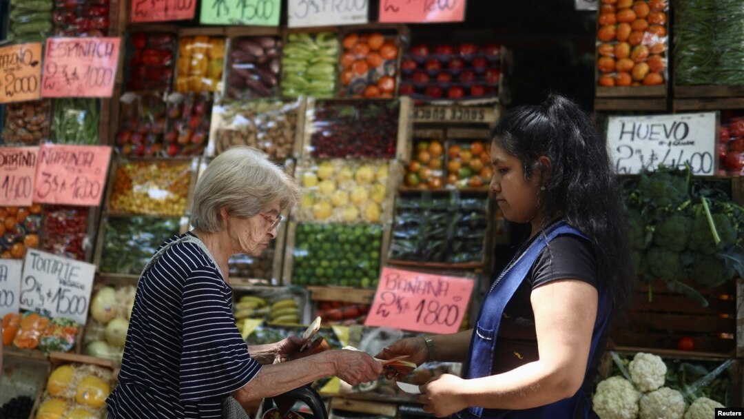 Una mujer compra frutas y verduras en un mercado en Buenos Aires, el 12 de diciembre de 2023.
