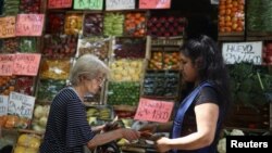 Una mujer compra frutas y verduras en un mercado en Buenos Aires, el 12 de diciembre de 2023.