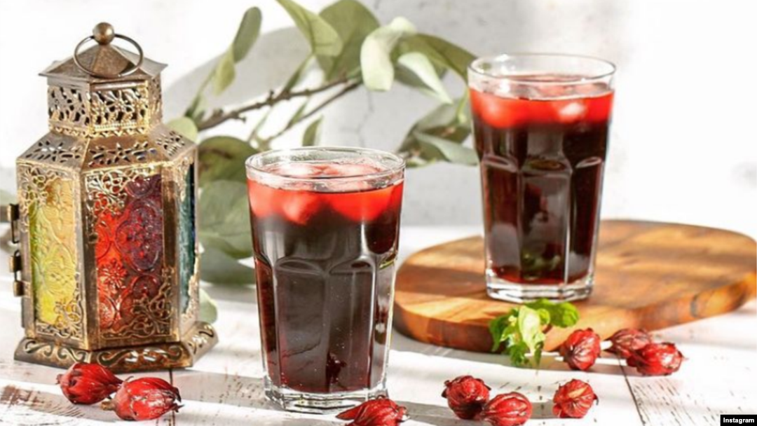 Minuman Roselle (minuman yang terbuat dari bunga sepatu), salah satu minuman segar khas Mesir yang disajikan dingin untuk berbuka puasa di bulan suci Ramadan. (IG / @ anosnummies)