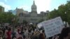VOA英语视频: “保持距离”: 巴尔的摩青年在社交距离中抗议