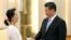 ប្រធានាធិបតី​ចិន​ Xi Jinping ចាប់​ដៃស្វាគមន៍​លោកស្រី Aung San Suu Kyi មេដឹកនាំ​គាំទ្រ​លទ្ធិប្រជាធិបតេយ្យ​នៃ​ប្រទេស​មីយ៉ាន់ម៉ា ក្នុង​ជំនួប​មួយ​នៅឯ​ the Great Hall of the People ក្នុង​ទីក្រុង​ប៉េកាំង​ ប្រទេស​ចិន កាលពីថ្ងៃទី១១ ខែមិថុនា ឆ្នាំ២០១៥។