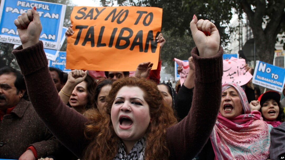 Kelompok-kelompok sipil Pakistan melakukan unjuk rasa menentang kelompok radikal, termasuk Taliban, dalam unjuk rasa di Lahore, Pakistan, Senin (5/1).