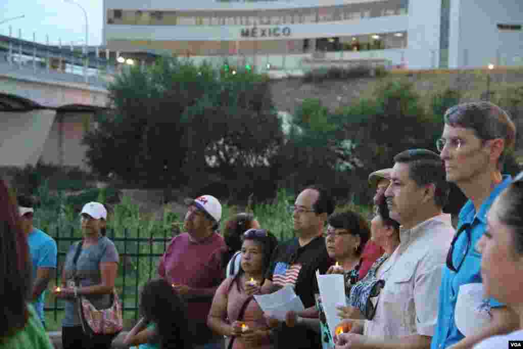 Members of the Laredo Humanitarian Relief Team attend a vigil for migrants and travelers at Tres Laredos Park in Laredo, Texas, which sits across the river from Nuevo Laredo, Mexico, Aug. 12, 2014. (VOA / V. Macchi)