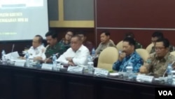 Menteri Pertahanan Ryamizard Ryacudu (baju putih di tengah) memberi pemaparan di depan lembaga kajian Majelis Permusyawaratan Rakyat di Gedung DPR/MPR di Jakarta, Rabu (27/2). (VOA/Fathiyah)