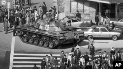 Salah satu foto karya Kim Chonkil saat Korea Selatan memberlakukan darurat militer pasca tewasnya Presiden Park Chung-hee akibat pembunuhan, 27 Oktober 1979. (Foto: AP/Kim Chinkil)