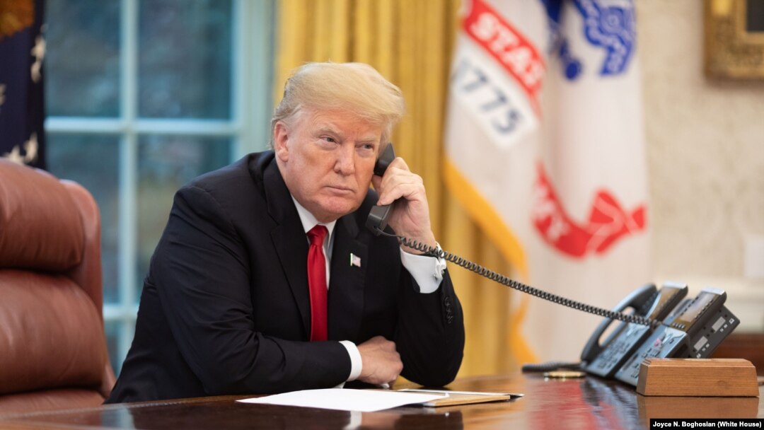 Архівна світлина. Президент США Дональд Трамп під час телефонної розмови в Овальному кабінеті 14 листопада 2018 р.
