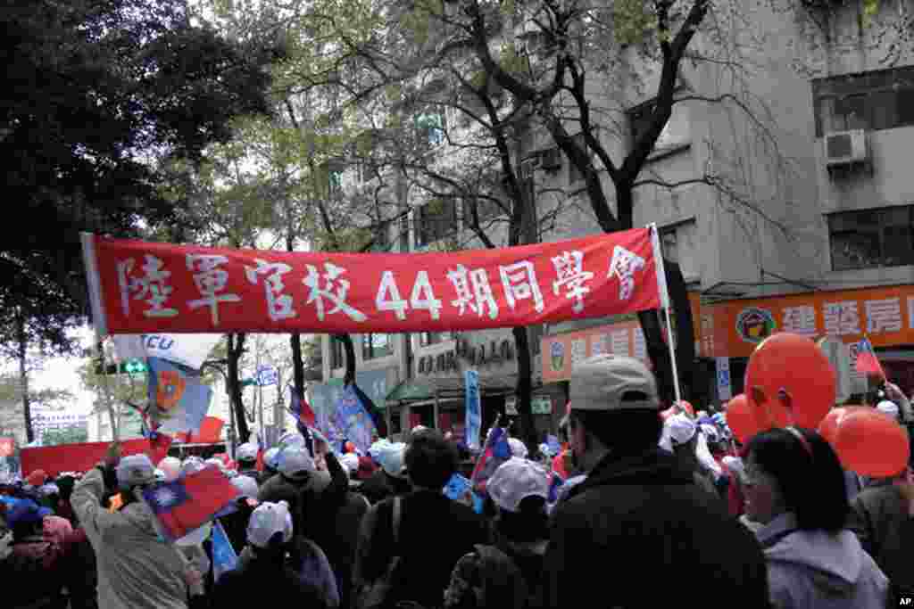 国民党1月8号在台北举行“为台湾赞出来”大游行(美国之音赵婉成拍摄)