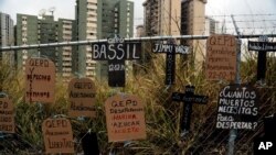 Carteles de protesta por los muertos y la escasez en Caracas, Venezuela.