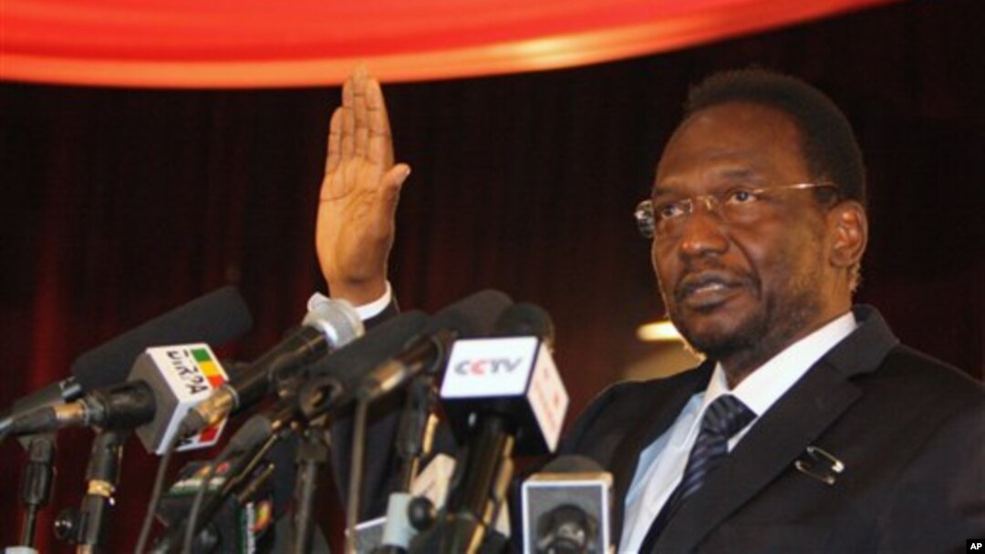 Pemimpin sementara Mali Dioncounda Traore saat melakukan sumpah jabatan di depan parlemen Mali 12 April 2012 (foto: dok).