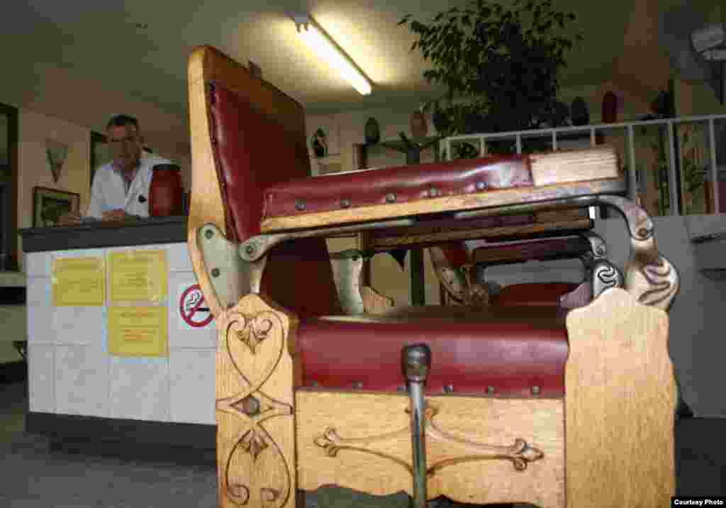 Many Johannesburg merchants, four bikers and the entire Springbok rugby club have sat in these chairs for a Moss haircut, the owner boasts. Photo by Darren Taylor