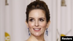 Aktris dan komedian Tina Fey pada acara Academy Awards ke-84 di Hollywood, California (26/2/2012). (Reuters/Mike Blake)